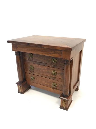Commode de maîtrise en noyer ouvrant par...