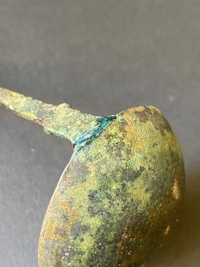 Petite louche rituelle en bronze antique...