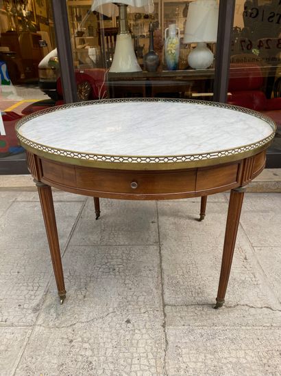 Table bouillotte en acajou et placage d’acajou,...