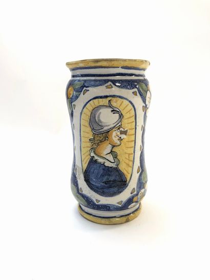 Albarello à décor de profil masculin

Italie

H...