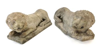Paire de lions en marbre sculpté

Italie,...