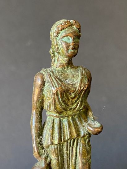Figurine en bronze d’une femme faisant une...