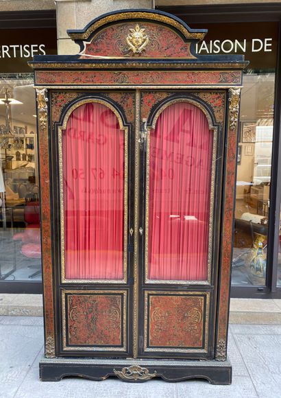 Armoire ouvrant par deux portes vitrées en...