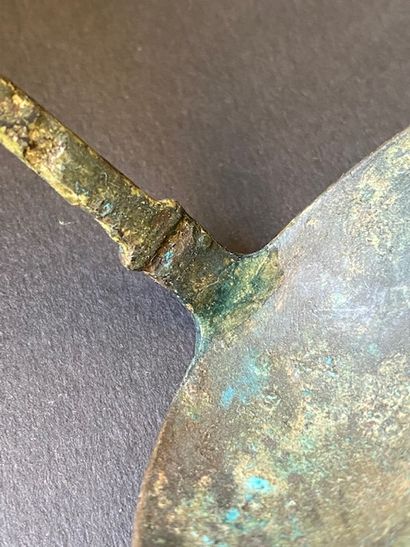 Petite louche rituelle en bronze antique...