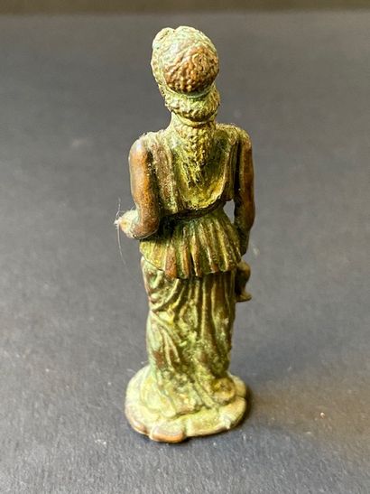 Figurine en bronze d’une femme faisant une...