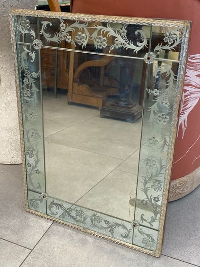 Miroir vénitien avec encadrement à décor...