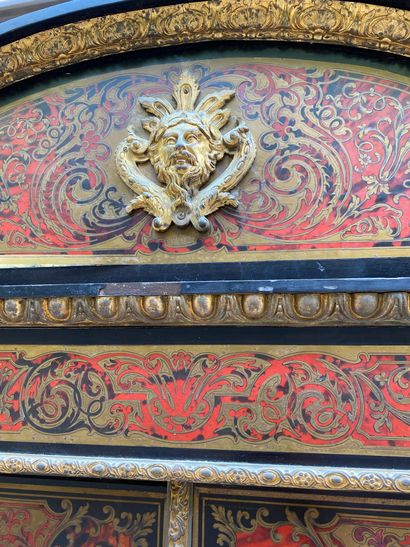 Armoire ouvrant par deux portes vitrées en...