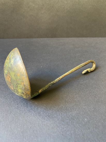 Petite louche rituelle en bronze antique...