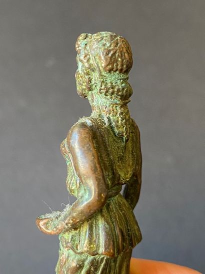 Figurine en bronze d’une femme faisant une...