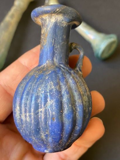 Trois verreries romaines à cosmétique : une...