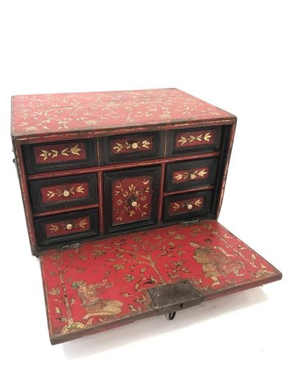 Petit cabinet en bois ouvrant par un abattant...