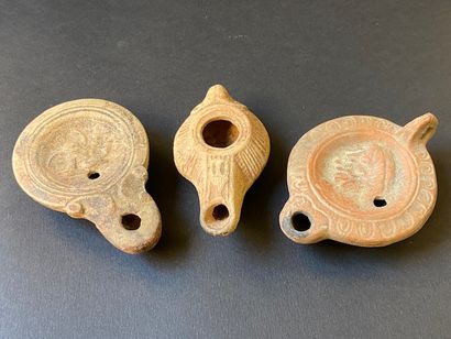 Trois lampes romaines en terre cuite. 

Une...