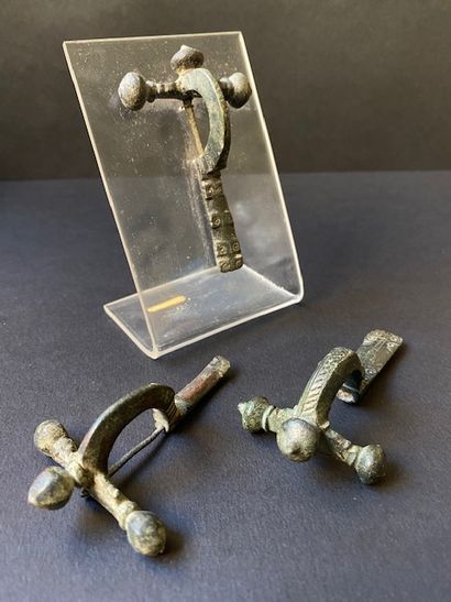 Bel ensemble de trois fibules cruciformes...