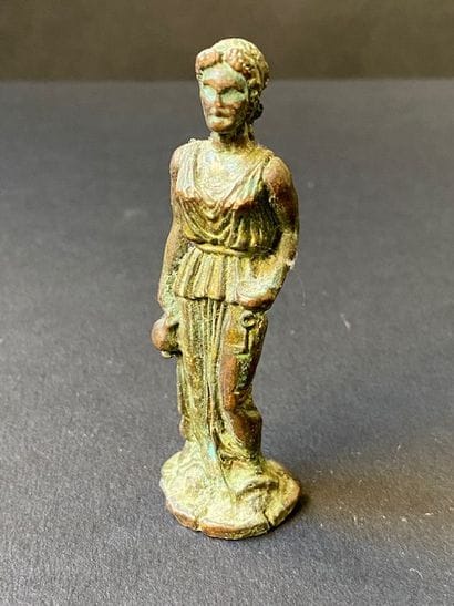 Figurine en bronze d’une femme faisant une...