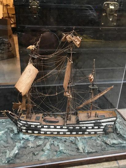 Maquette de bateau diorama dans un emboîtage...