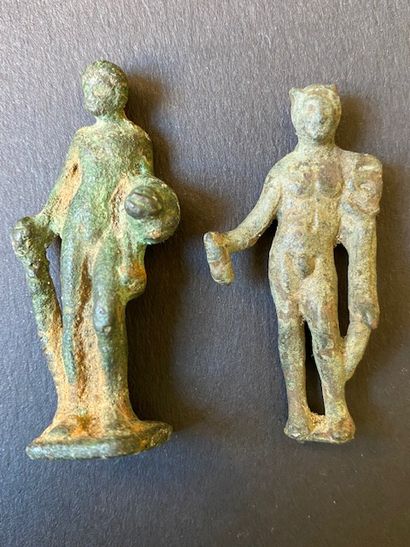 Deux figurines en bronze, l’une figurant...
