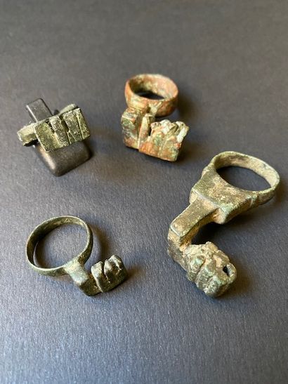 Quatre clés romaines en bronze. 

L : 6,3...