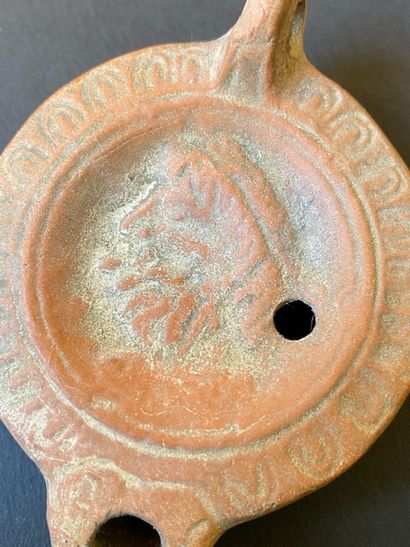 Trois lampes romaines en terre cuite. 

Une...