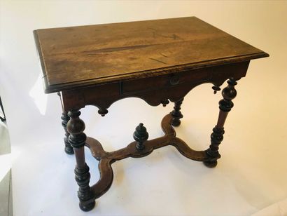 Table en bois naturel à pieds tournés et...