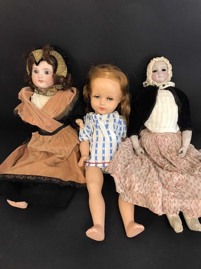 Lot de poupées anciennes accompagnées de...