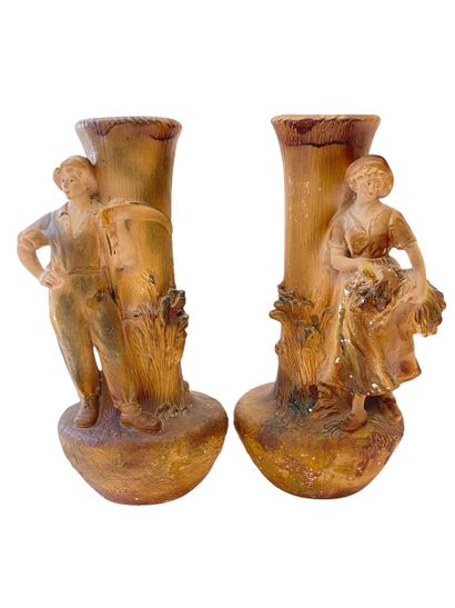 Paire de grands vases en plâtre moulé et...