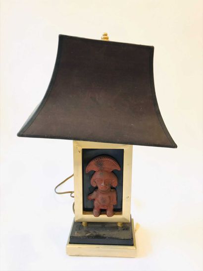 Lampe en métal à motif précolobien en terre...
