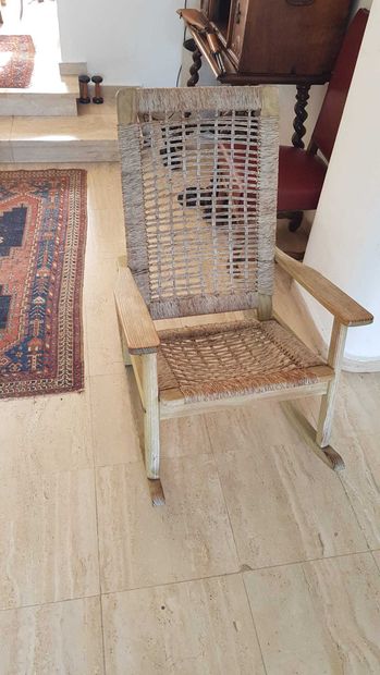 Rocking chair en bois cérusé et paille tressée

97...