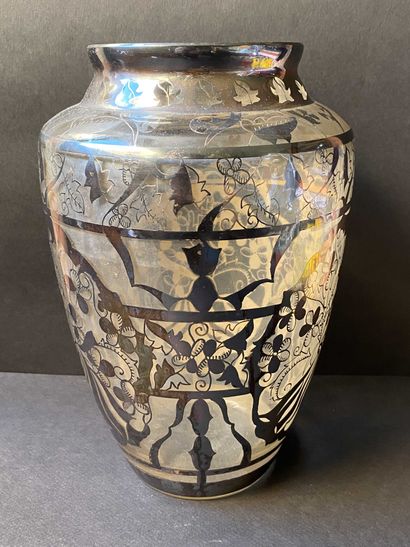 SAINT GRAAL

Vase en verre orné de filets...