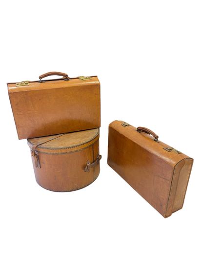 Lot de deux valises et boite à chapeau gainée...