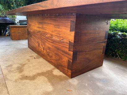 Importante table en bois brut à épais plateau...
