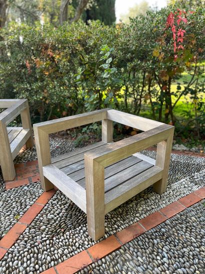 Paire de larges fauteuils de forme cubique...