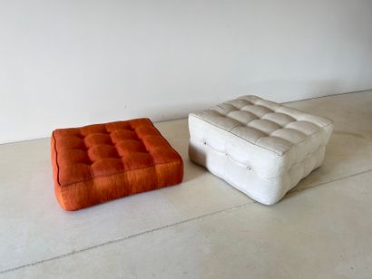 Ensemble de deux poufs en tissu capitonné...