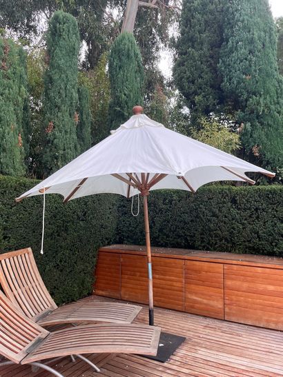 Parasol à structure en bois et toile blanche...