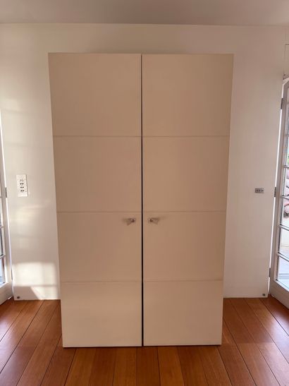 Armoire dressing en bois gainé de cuir blanc...