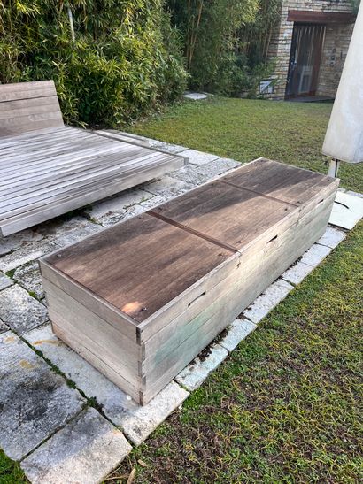 Important coffre en teck 
47 x 200 x 64,5...