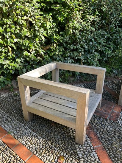 Paire de larges fauteuils de forme cubique...