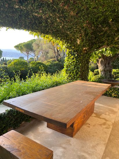 Importante table en bois brut à épais plateau...
