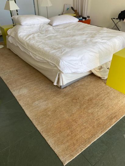 Modern carpet in beige wool
360 x 300 cm...