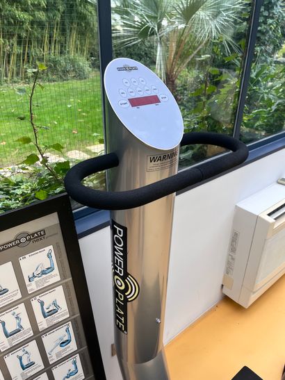 POWER PLATE machine and its indicative panel
140...