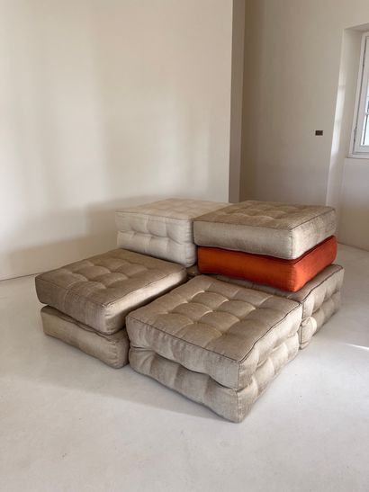 Ensemble de huit poufs en tissu capitonné...