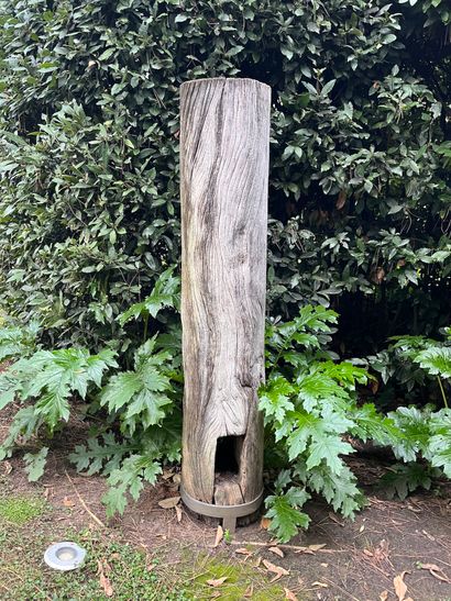 Deux poteaux en bois sculpté 
H : 165 et...