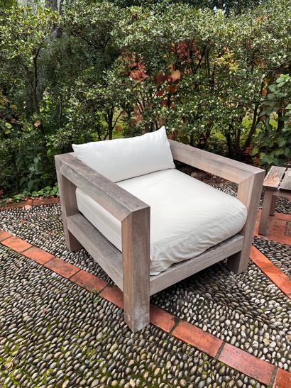 Paire de larges fauteuils de forme cubique...