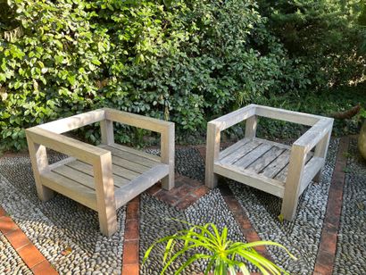 Paire de larges fauteuils de forme cubique...
