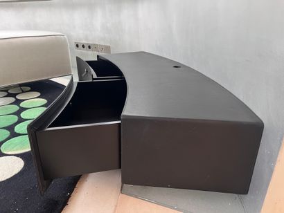 Commode basse arquée gainée de cuir noir...