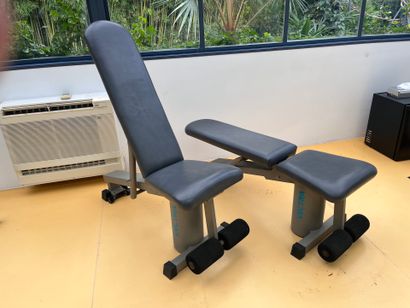 Two VECTRA reclining weight benches