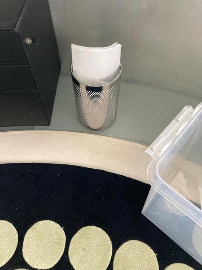 Petite poubelle en métal perforé