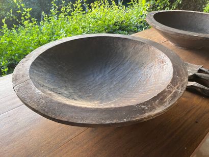 Paire de grandes coupes en bois taillé à...
