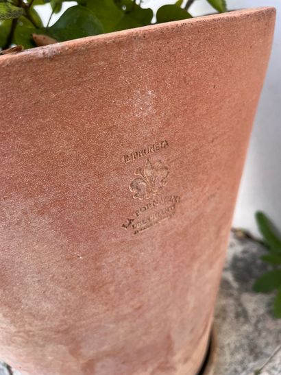 Pot en terre cuite et sa sous-coupe de marque...