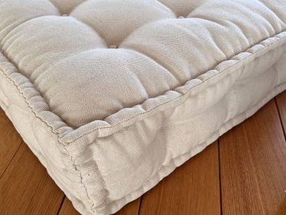 Paire de poufs en tissu couleur crème capitonné...