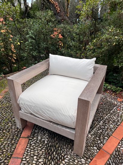 Paire de larges fauteuils de forme cubique...